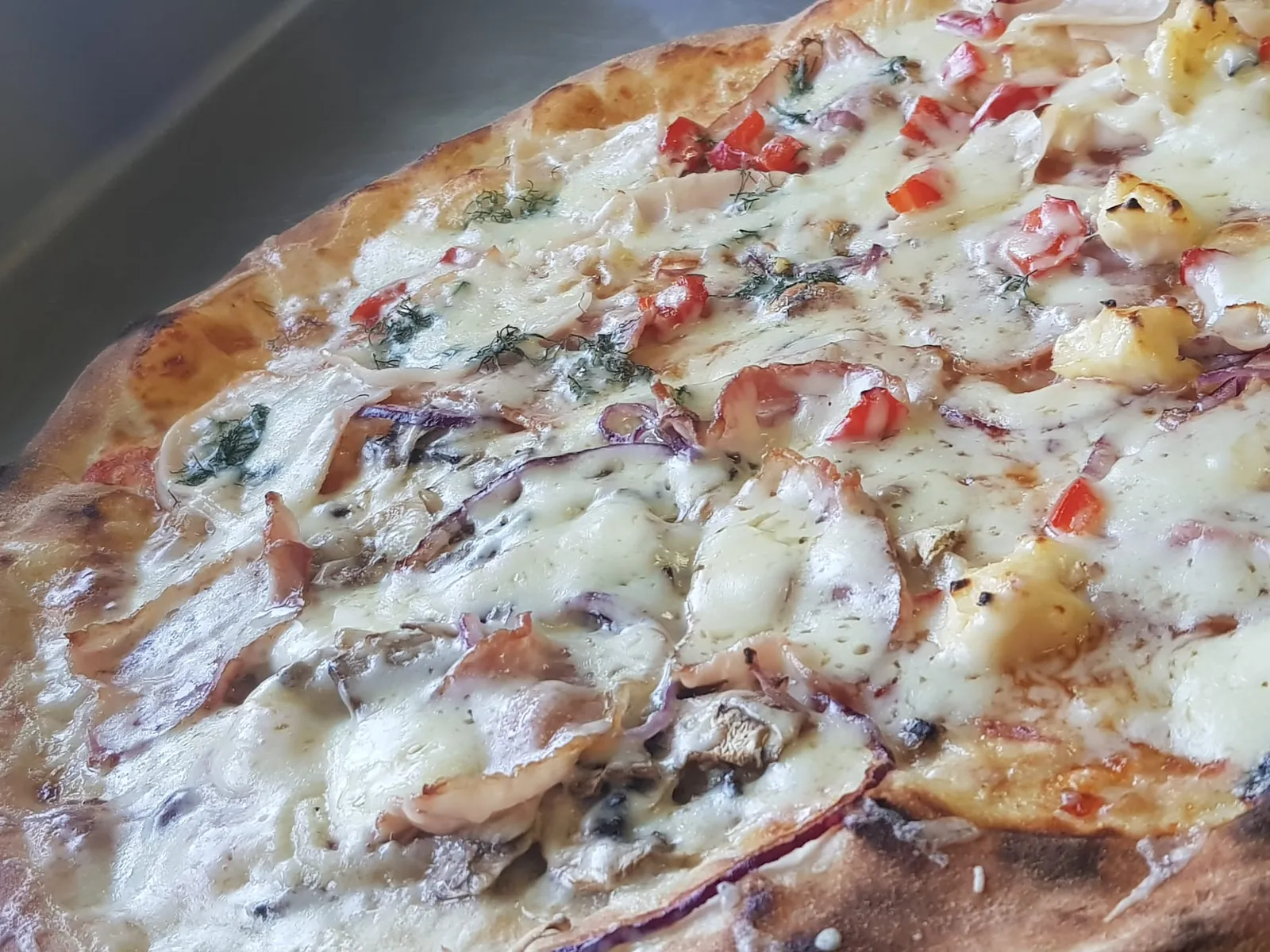Pizza z pieca Granicy Smaków w zbliżeniu