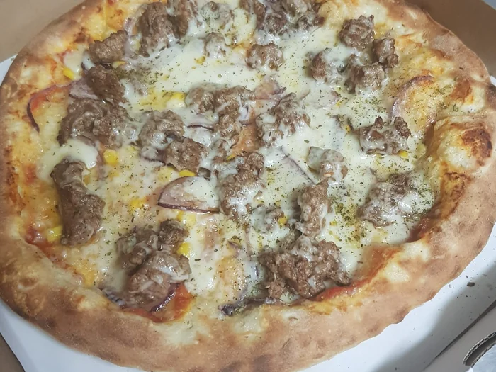 Pizza Texas z mięsem mielonym wołowym i czerwoną cebulą