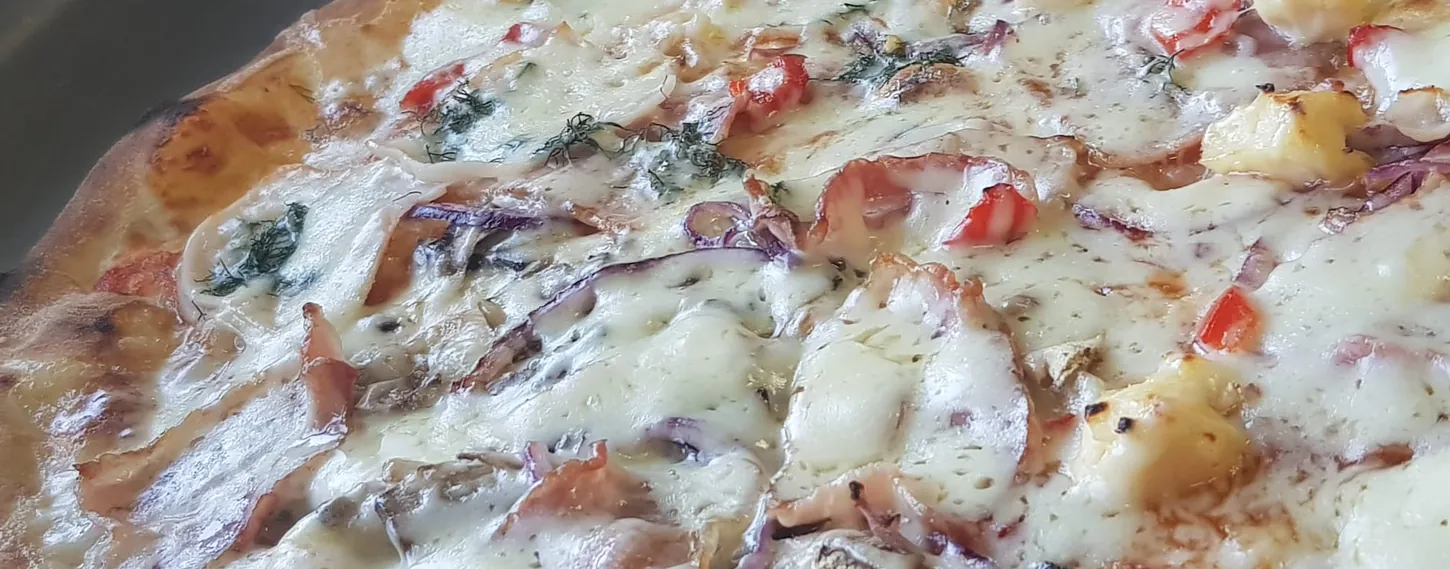 Pizza z sosem śmietanowym z pieca Granicy Smaków