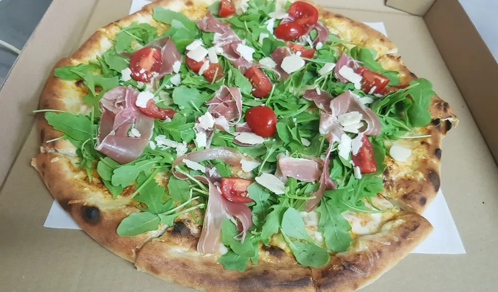 Pizza Włoska z szynką parmeńską i rukolą