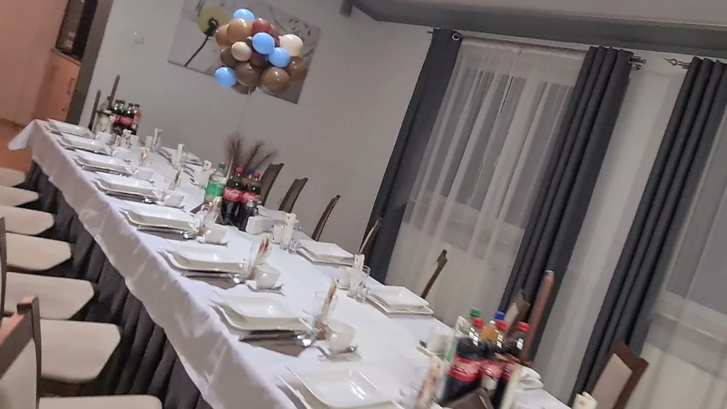 Sala Granicy Smaków od strony wejścia, długi stół nakryty na przyjęcie